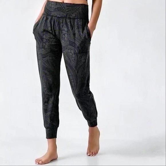 Athleta Pants - Athleta Salutation Black And Gray Textured Patterned Joggers Size 2XL